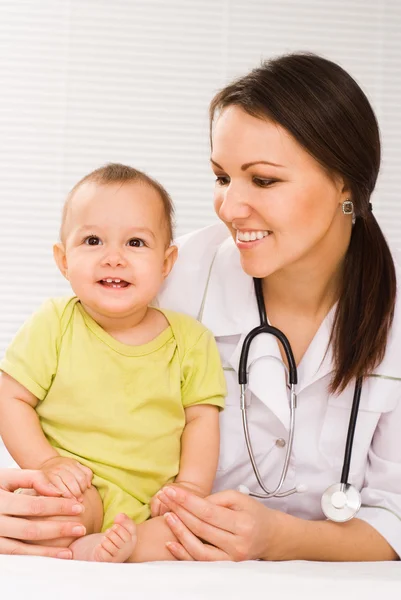 Médico bonito e bebê — Fotografia de Stock