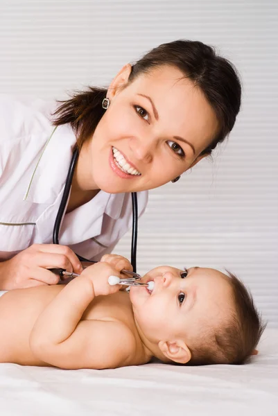 Vackra läkare och baby — Stockfoto