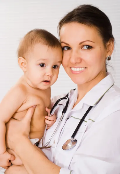 Счастливый доктор с новорожденным — стоковое фото