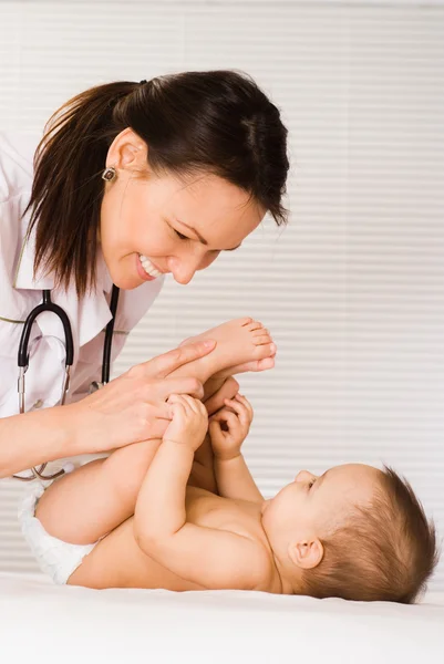 幸せな医者および新生児 — ストック写真