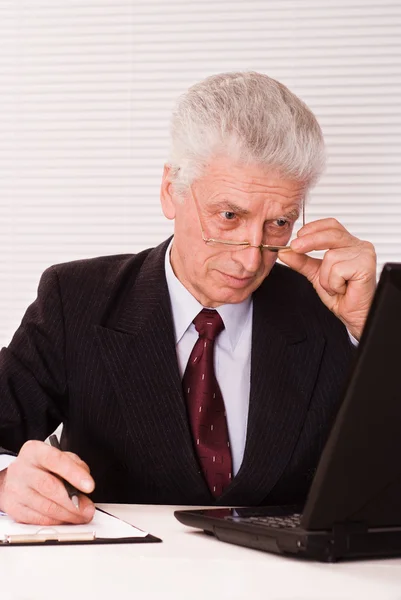 Senior zakenman met laptop — Stockfoto