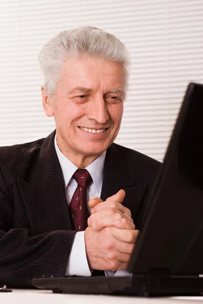 Senior businessman with laptop — Stock Photo, Image