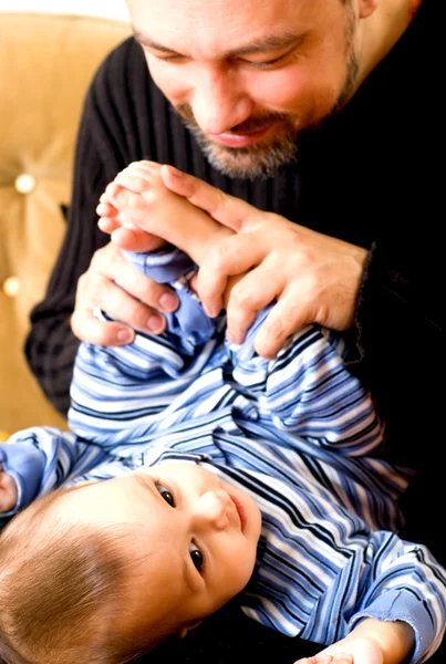 Far och nyfödda dotter — Stockfoto