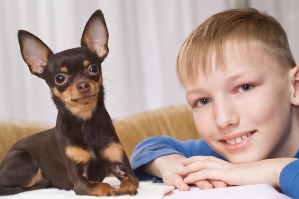 好男孩和一只狗一起玩 — 图库照片