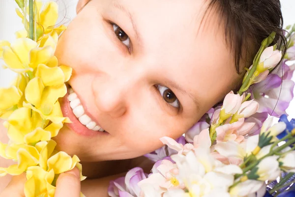 Szczęśliwa kobieta z kwiatem — Zdjęcie stockowe
