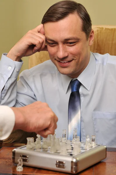 Homme d'affaires jouant aux échecs — Photo
