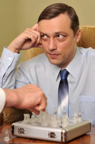 Jeune homme d'affaires jouant aux échecs — Photo