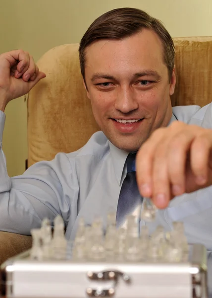 Homme d'affaires jouant aux échecs dans le bureau — Photo