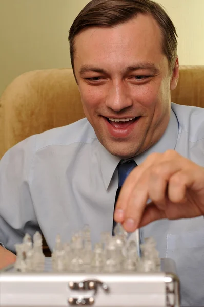 Homme d'affaires souriant jouant aux échecs — Photo