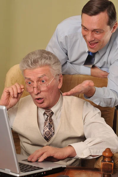 Dos hombres de negocios trabajando juntos en la computadora —  Fotos de Stock
