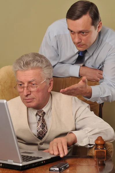 在计算机上工作的两个商人 — 图库照片