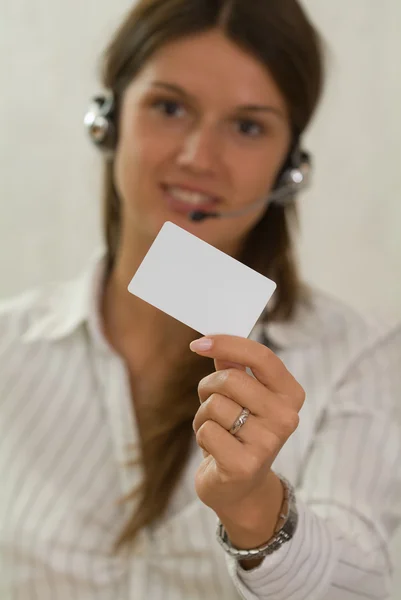 Умная девушка с банковской картой в руке — стоковое фото