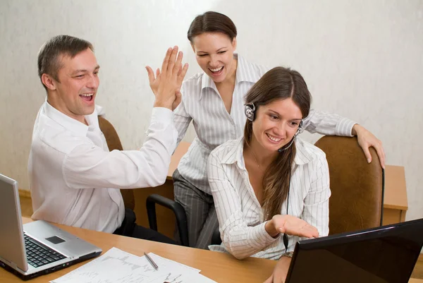 Empresários com os gestos de satisfação — Fotografia de Stock