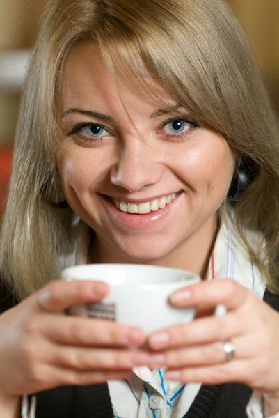 Радостная девушка с чашкой в руках — стоковое фото