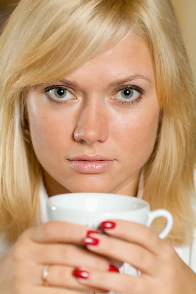 En närbild portpait av en blond med en kopp — Stockfoto