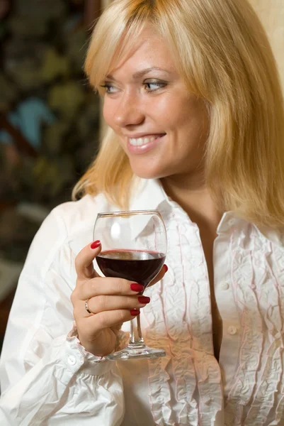 와인의 유리를 가진 아름 다운 소녀 — 스톡 사진
