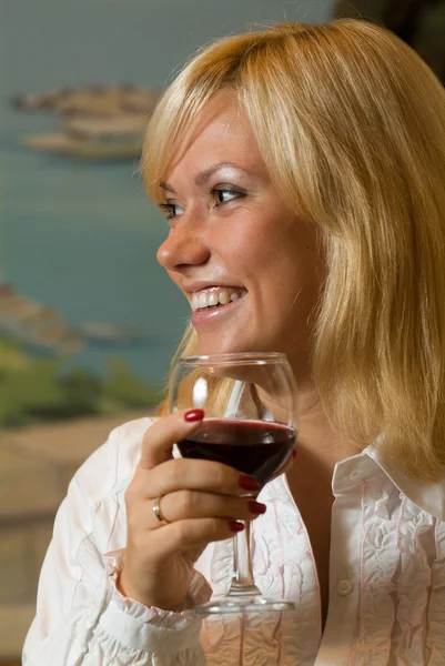 Szczęśliwa dziewczyna przy lampce wina — Zdjęcie stockowe