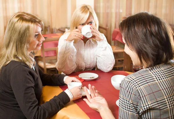 Девушки болтают за чаем — стоковое фото