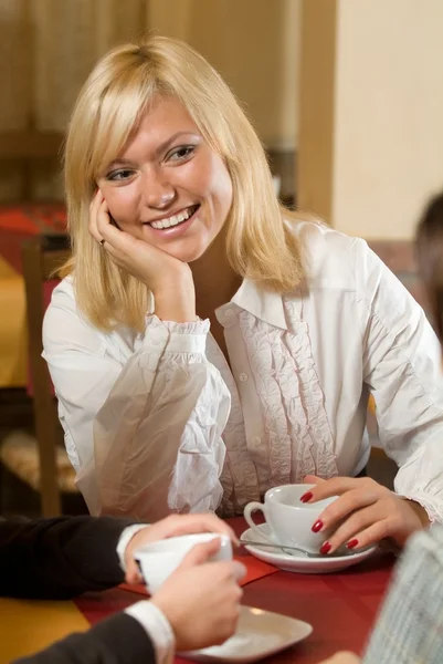 Blondýna v kavárně na čaj — Stock fotografie