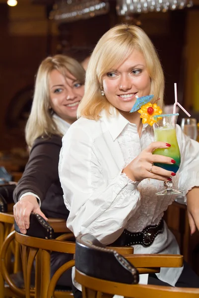 两个金发女郎在酒吧一杯鸡尾酒与之抗衡 — 图库照片