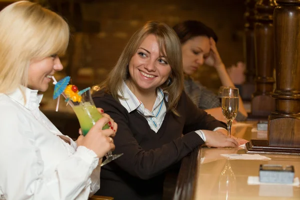 Young women in a bar with cocktail and wine — Stock Photo, Image