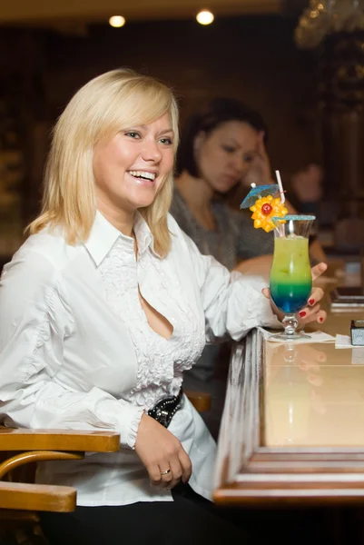 Blondýna v bílém v baru s koktejlem v rozporu — Stock fotografie