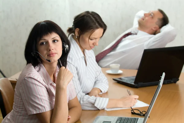 Drie jonge ofiice werknemers in een korte rust — Stockfoto