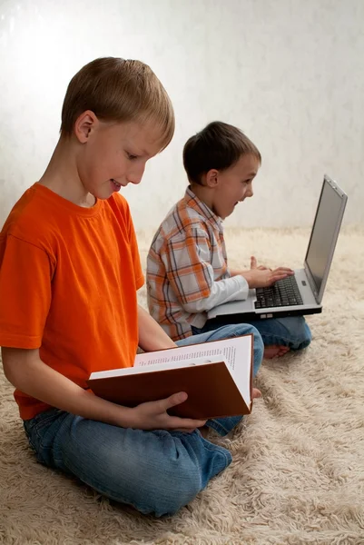 Dos niños con libros y portátil — Foto de Stock