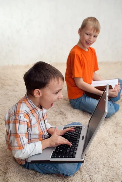 Děti s knihami a laptop — Stock fotografie