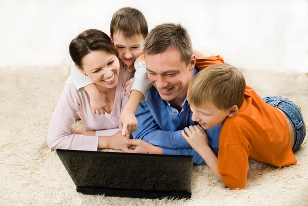 Famille regardant ordinateur portable — Photo