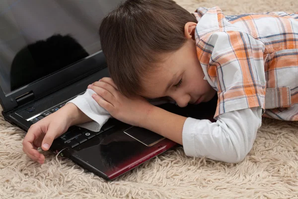 Bébé dort sur un ordinateur portable — Photo