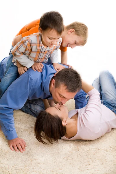 Familia feliz en la alfombra — Foto de Stock