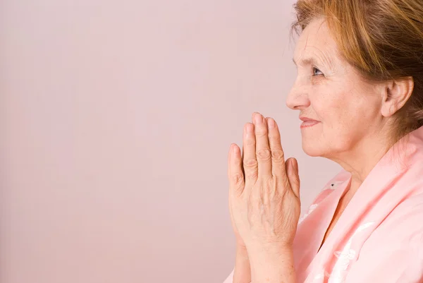 Mujer anciana rezando — Foto de Stock