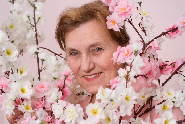 Mujer mayor en un rosa —  Fotos de Stock