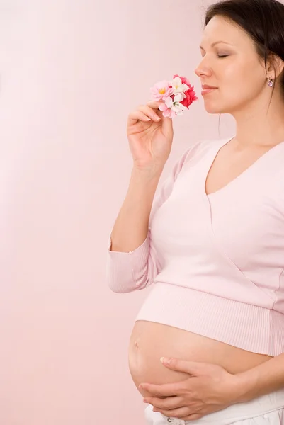 Беременная женщина в розовом — стоковое фото