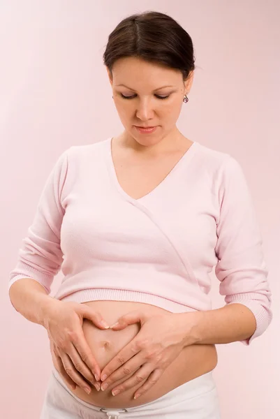 Embarazada mujer palmaditas vientre —  Fotos de Stock