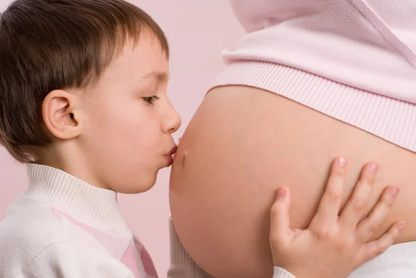 Mujer embarazada y su hijo —  Fotos de Stock