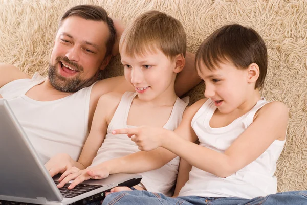 Father with ons with laptop — Stock Photo, Image