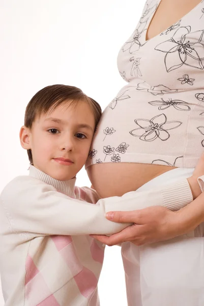 Syn objímání břicho těhotné matky — Stock fotografie