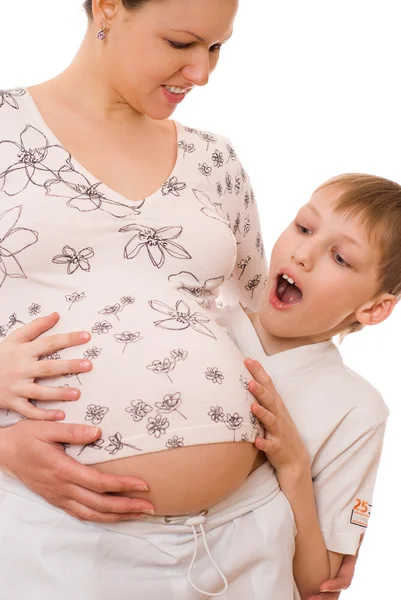 Hijo abrazando a sus madres estómago —  Fotos de Stock