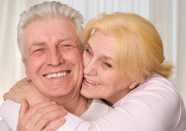 Ευτυχισμένο ηλικιωμένο ζευγάρι — Φωτογραφία Αρχείου