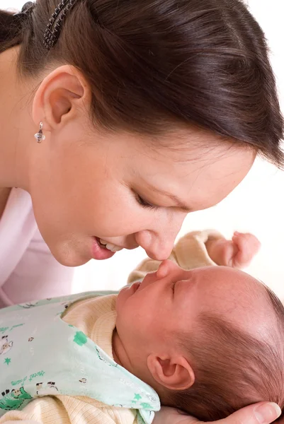 Glad ung mamma anläggning nyfödda — Stockfoto