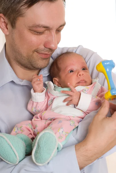Otec drží ruce na novorozence — Stock fotografie