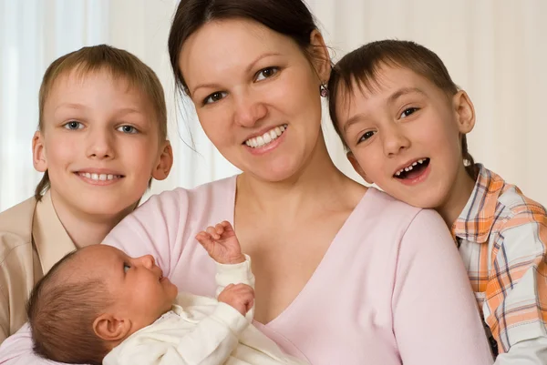 Junge Mutter mit drei Kindern — Stockfoto