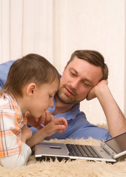父亲和儿子 l 与便携式计算机 — 图库照片