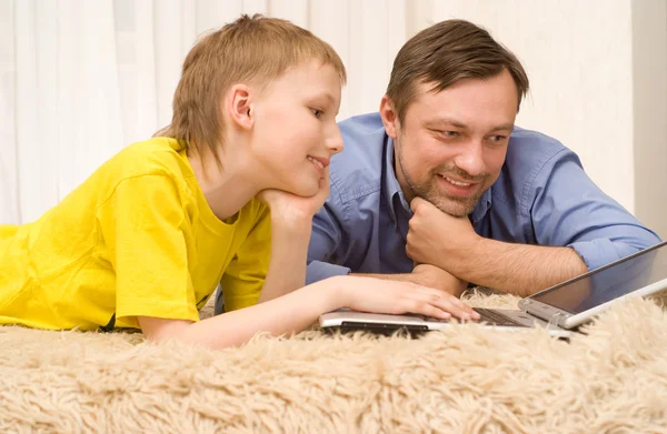 Far och son med laptop — Stockfoto
