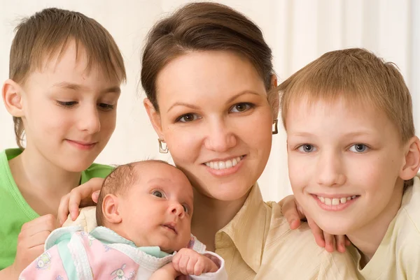 Mladá matka se třemi dětmi — Stock fotografie