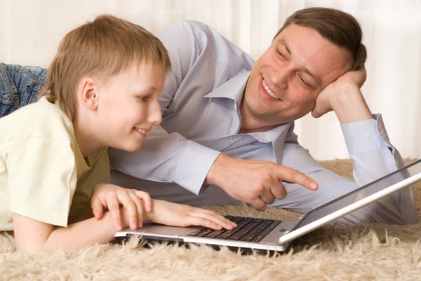 Батько і син з ноутбуком — стокове фото