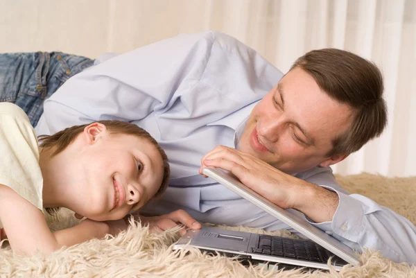Padre e figlio con computer portatile — Foto Stock