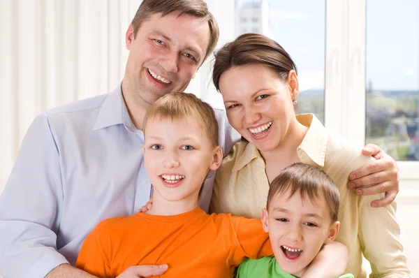 Šťastná rodina čtyři na světlo — Stock fotografie